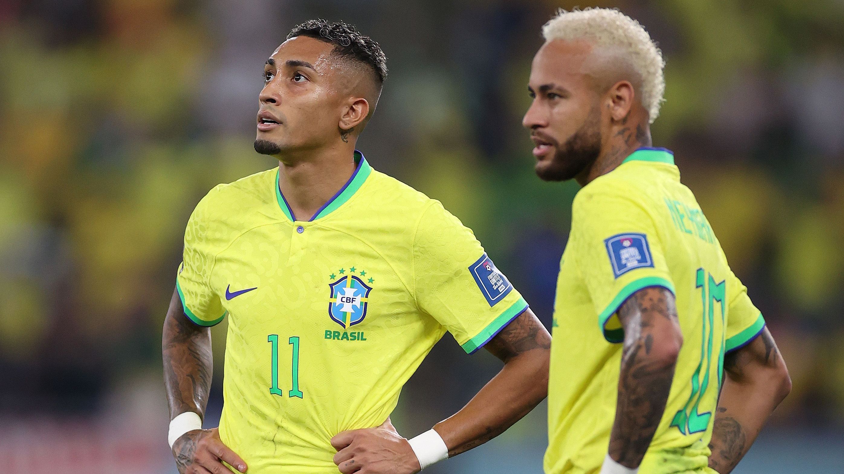 Raphinha e Neymar em ação pela Seleção Brasileira