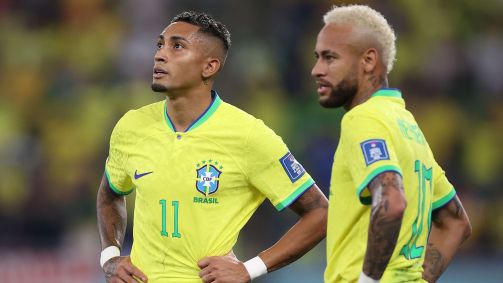 Raphinha e Neymar em ação pela Seleção Brasileira