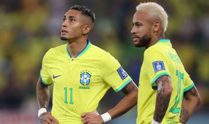 Raphinha e Neymar em ação pela Seleção Brasileira
