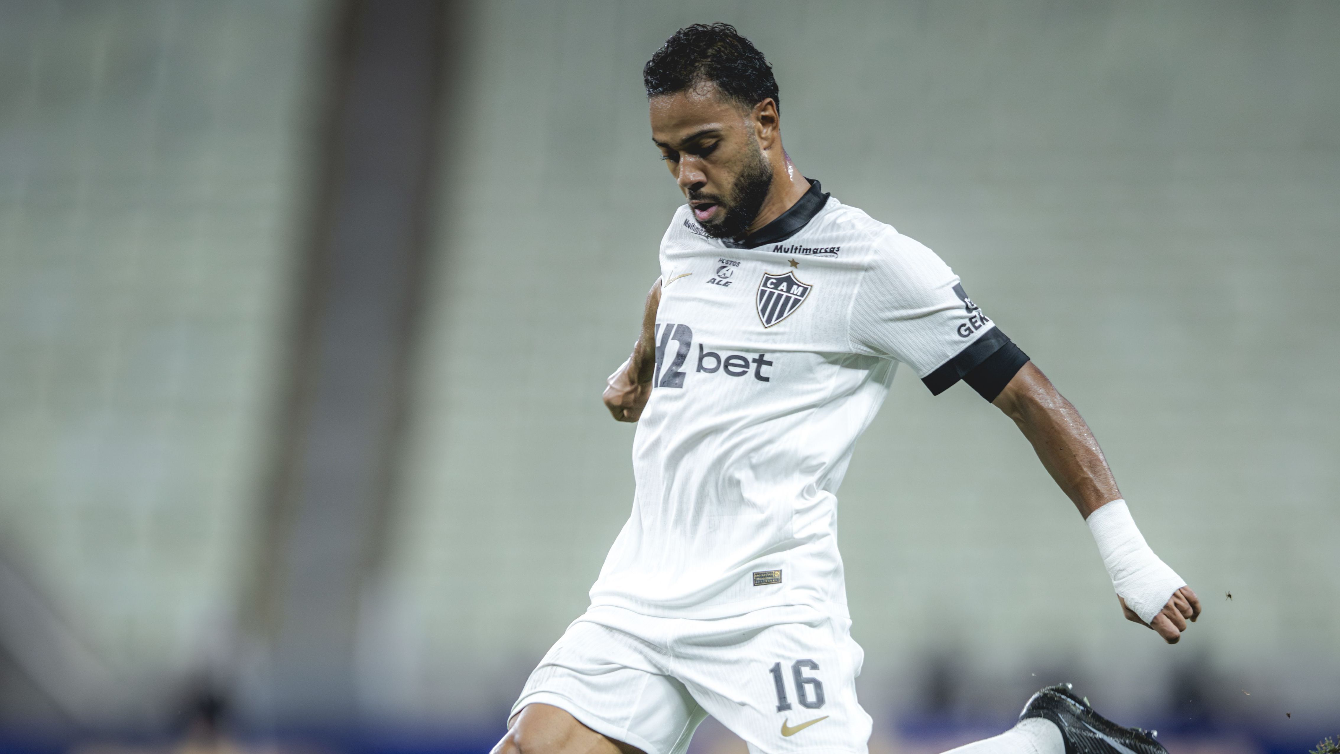 Renan Lodi acertou Everson, que marcou gol contra em visita do Atlético-MG ao Ceará