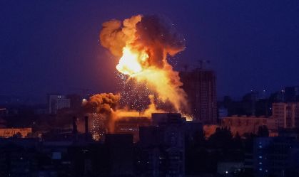 Fogo e fumaça após ataque de mísseis e drones russos em Kiev, Ucrânia – 24 de maio de 2026