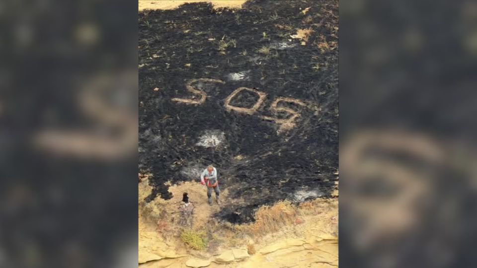 SOS homem usa chão queimado para pedir socorro em incêndio na Califórnia