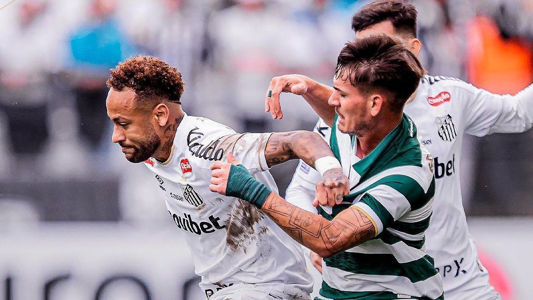 Neymar durante a partida entre Santos x Coritiba