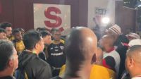 Jogadores do São Paulo são cobrados por organizada após eliminação