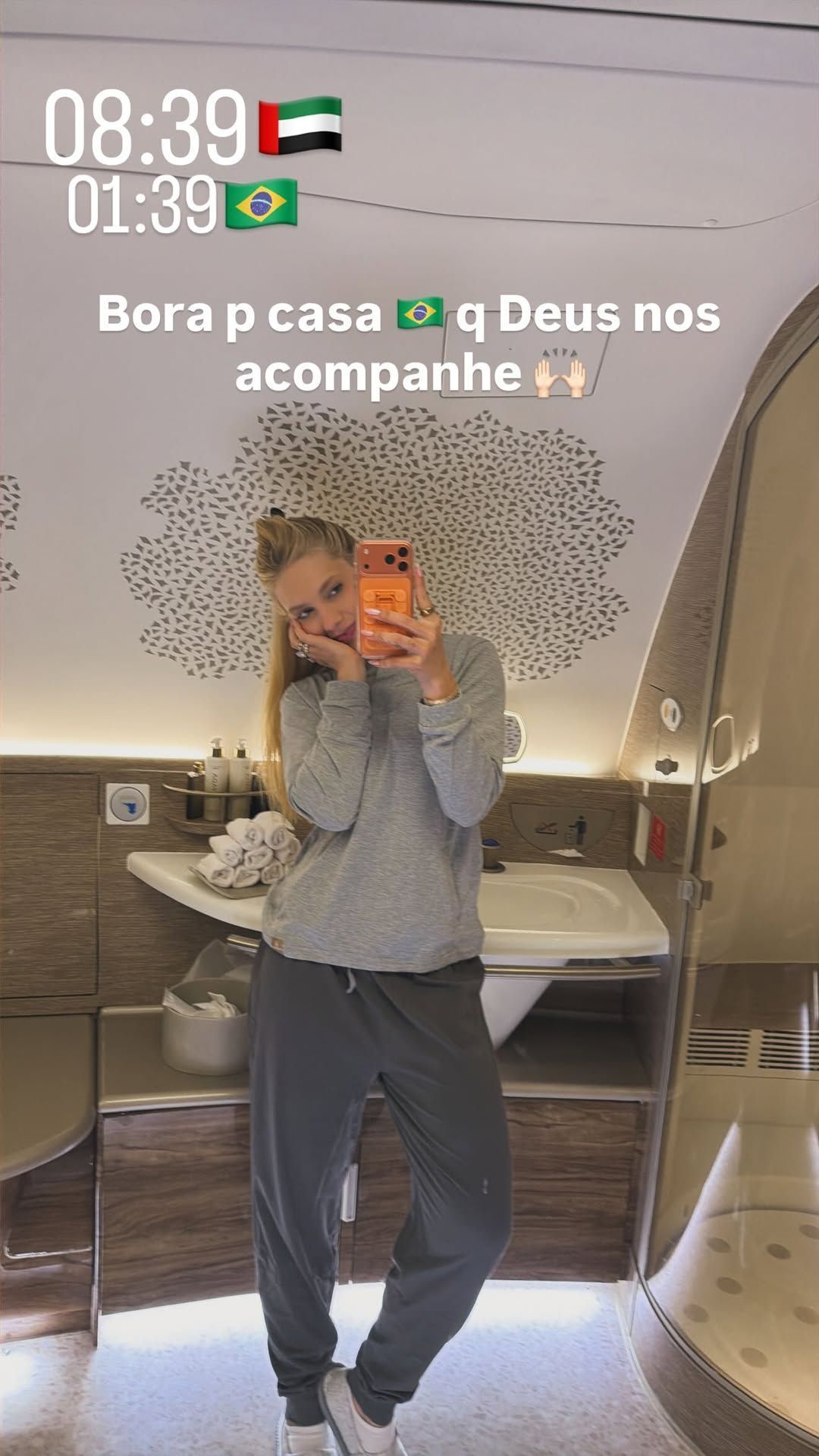Virginia Fonseca posta self em banheiro da aeronave A380 da Emirates • Instagram/Virginia
