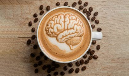xícara-de-café-com-latte-arte-em-forma-de-cérebro