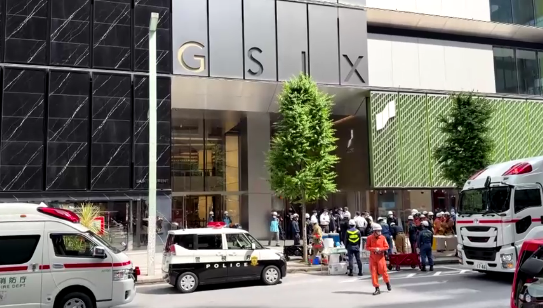 Serviços de emergência se reúnem do lado de fora de Shopping após consumidores relataram mal-estar