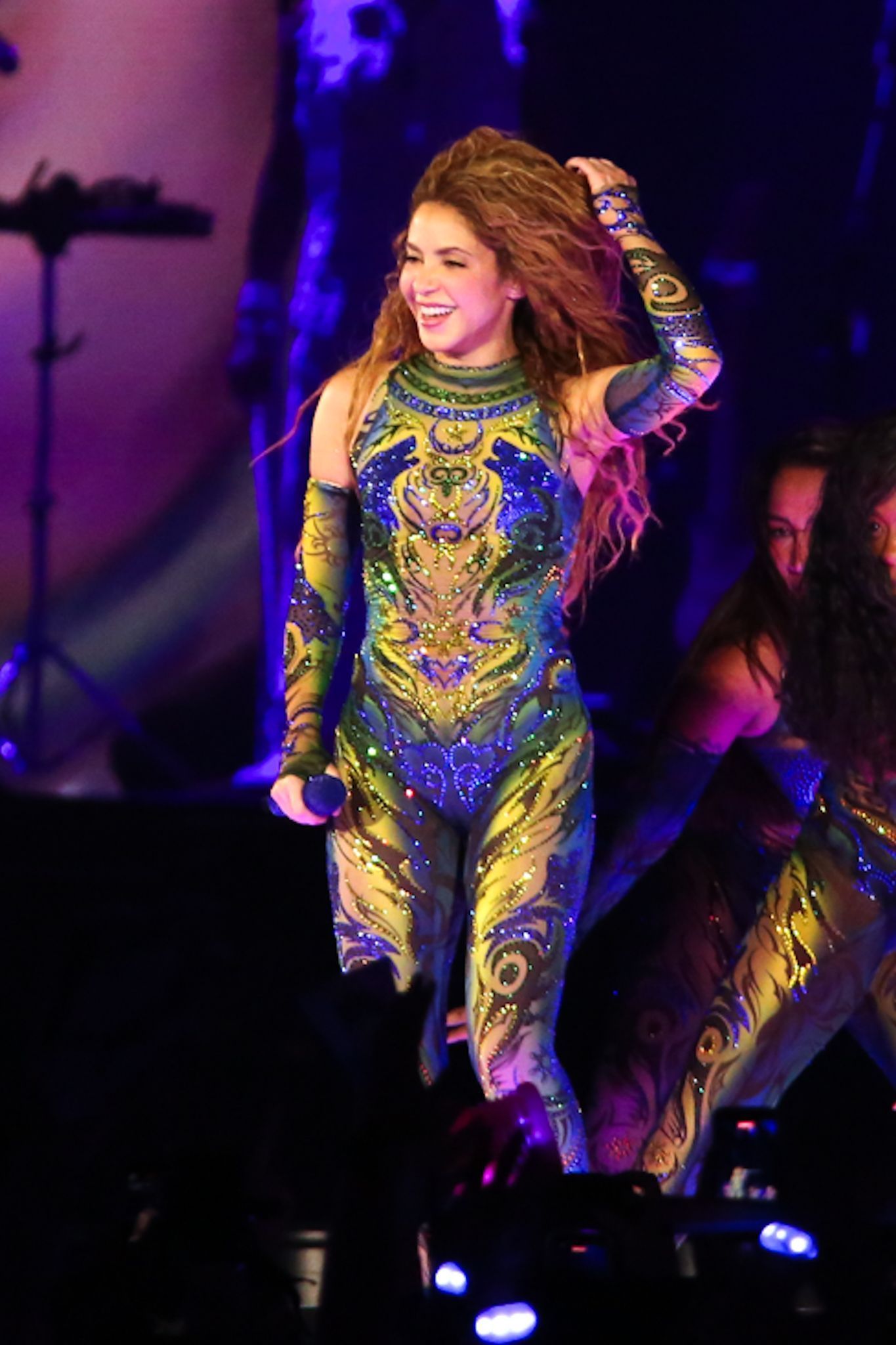 Shakira usa macacão verde, amarelo e azul em Copacabana • Dilson Silva/ Agnews