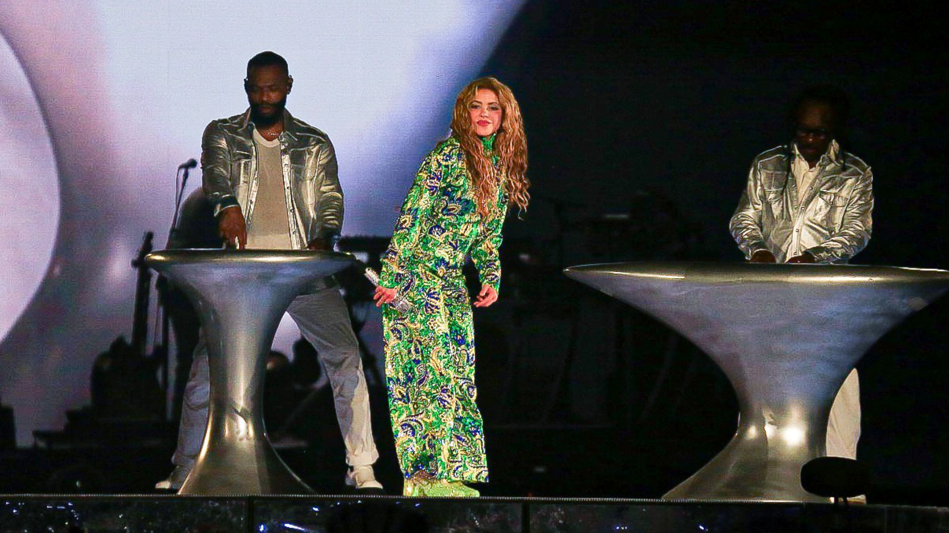 Shakira usa roupas verde e amarelo para cantar no Rio de Janeiro • Edson Douglas/Agnews