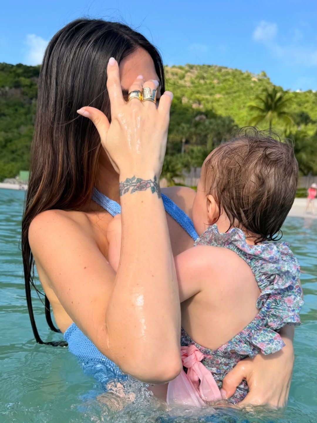 Kelly Piquet e filha caçula, Lily, de um ano • Instagram/Kelly Piquet