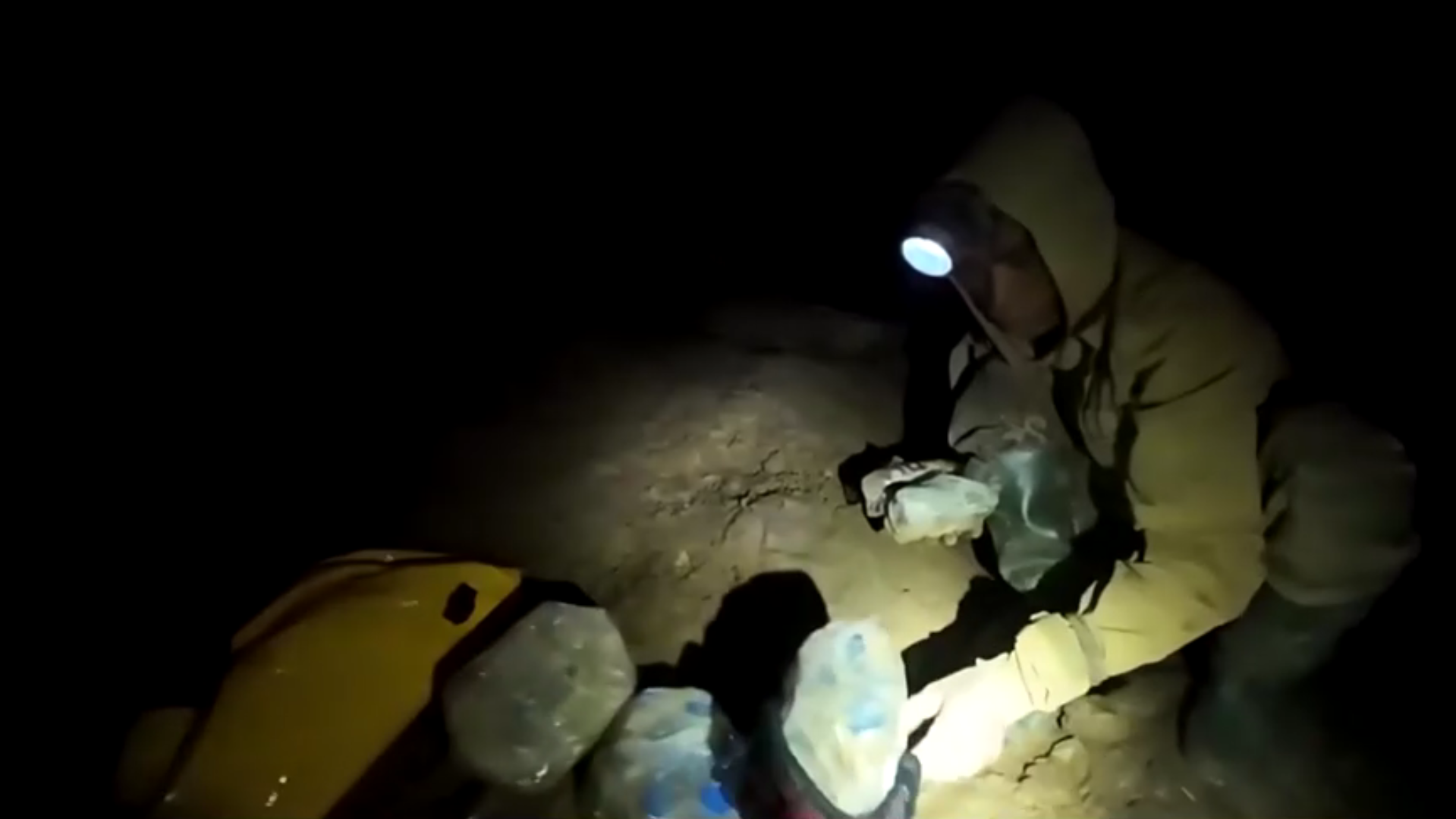 Socorristas levam comida e cobertores para presos em caverna no Laos