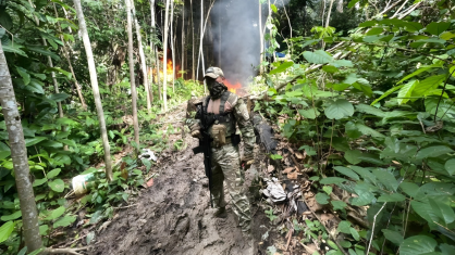 A maior apreensão ocorreu em território peruano, às margens do rio Javari, onde militares e agentes antidrogas localizaram aproximadamente 14 toneladas de maconha do tipo “skunk”