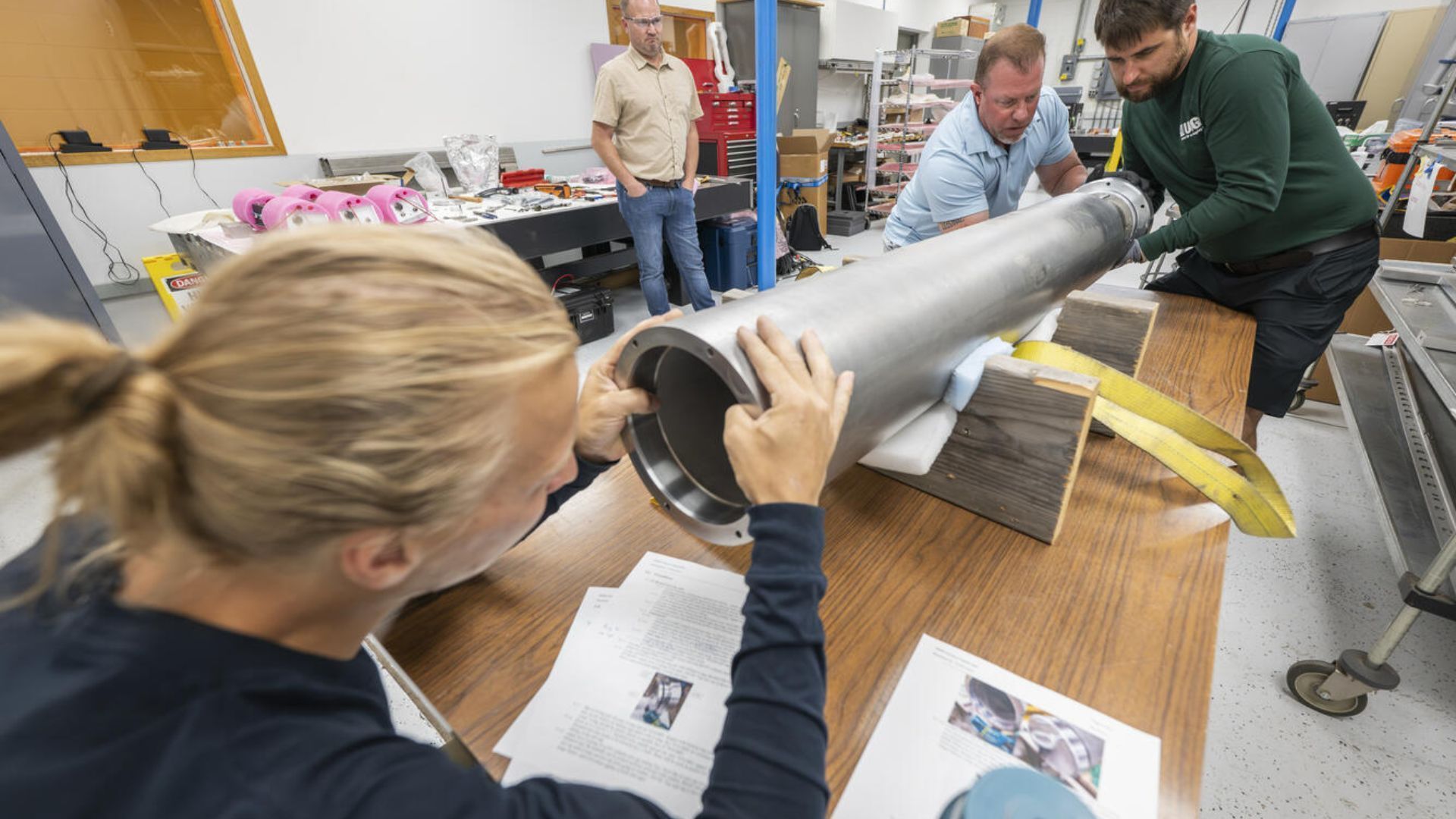 Cientistas do Serviço Geológico dos Estados Unidos (USGS) estão instalando dois novos sismômetros a mais de 8.000 pés (aproximadamente 2,4 km) de profundidade sob a camada de gelo do Polo Sul • Reprodução • Taylor Wolfram / UW–Madison