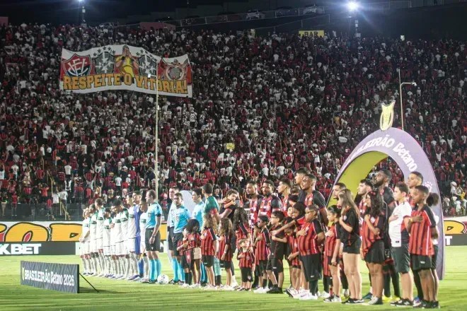 Torcida do Vitória mostra bandeirão cobrando a CBF