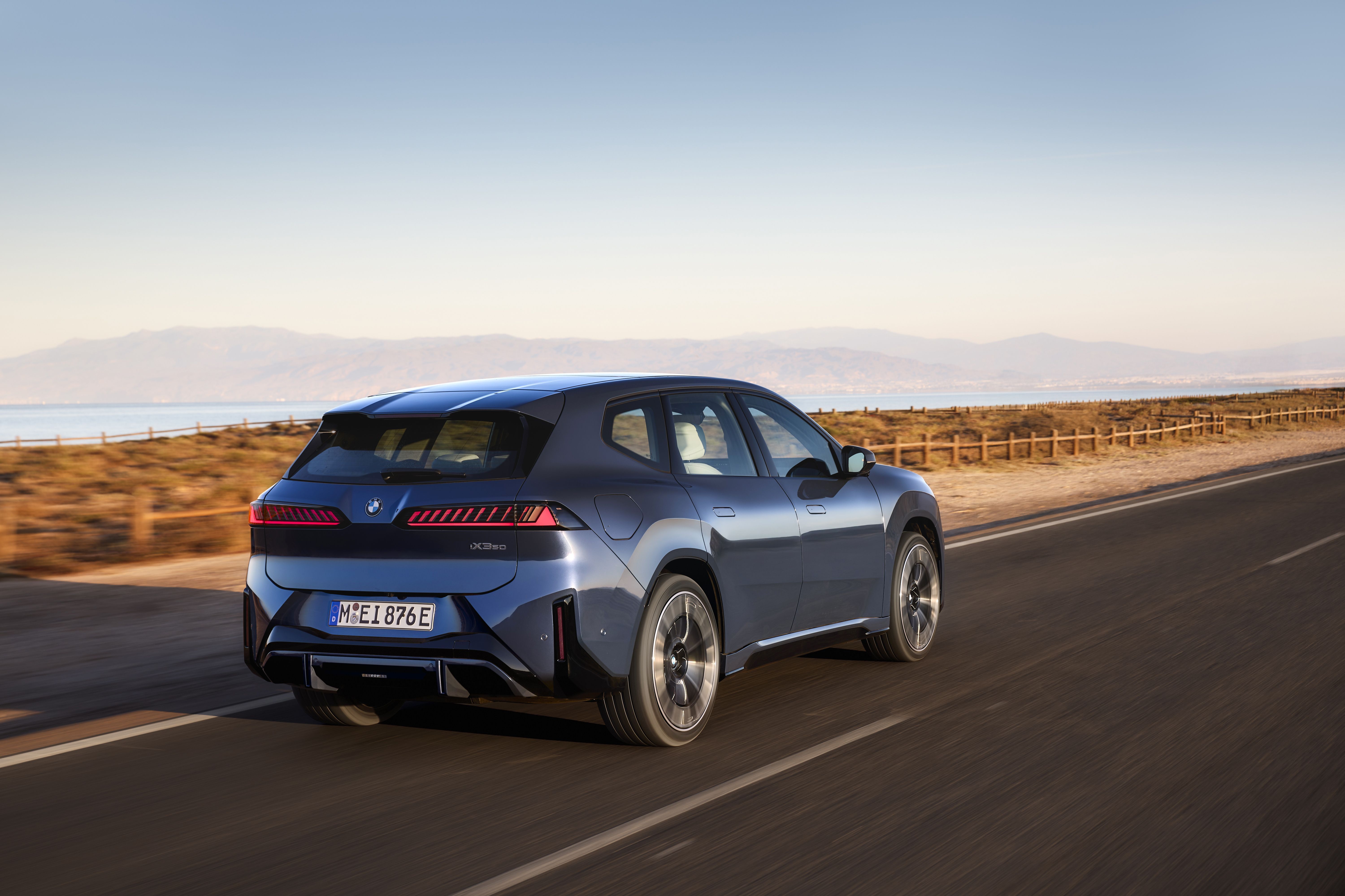 Três quartos traseiro do BMW iX3 50 xDrive 2027 • Fabian Kirchbauer Photography