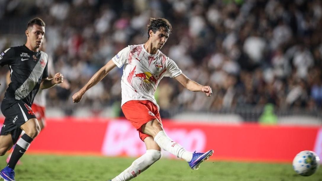 Lance do primeiro gol do Red Bull Bragantino contra o Vasco