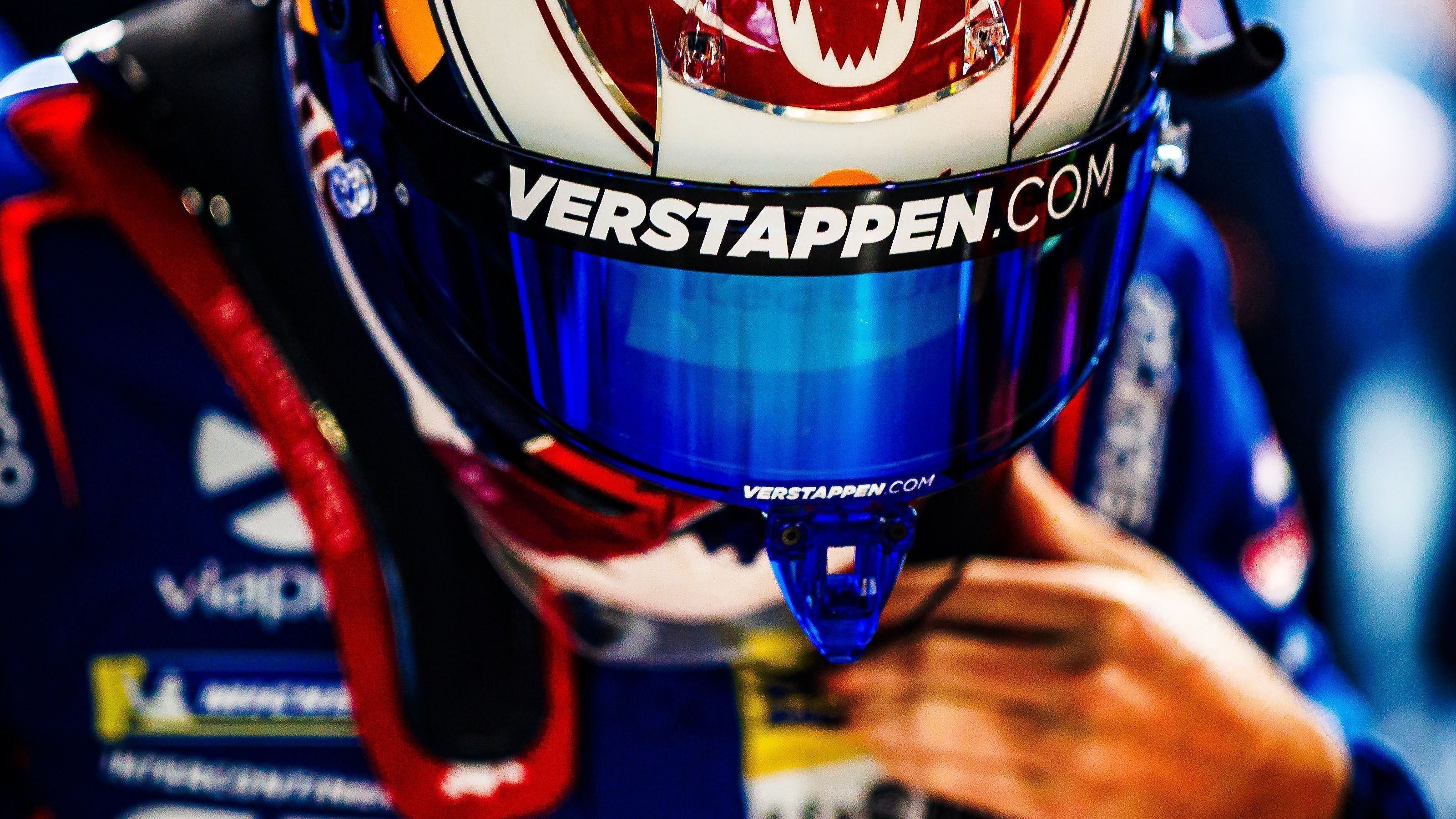 Verstappen abandona Nürburgring após falha mecânica