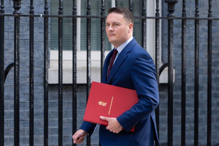 O secretário de Saúde do Reino Unido, Wes Streeting, chega a Downing Street para uma reunião semanal do Gabinete em Londres, Reino Unido, em 12 de maio de 2026. • Thomas Krych/Anadolu via Getty Images