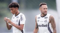 Neymar se irrita após drible e dá tapa em Robinho Jr em treino do Santos