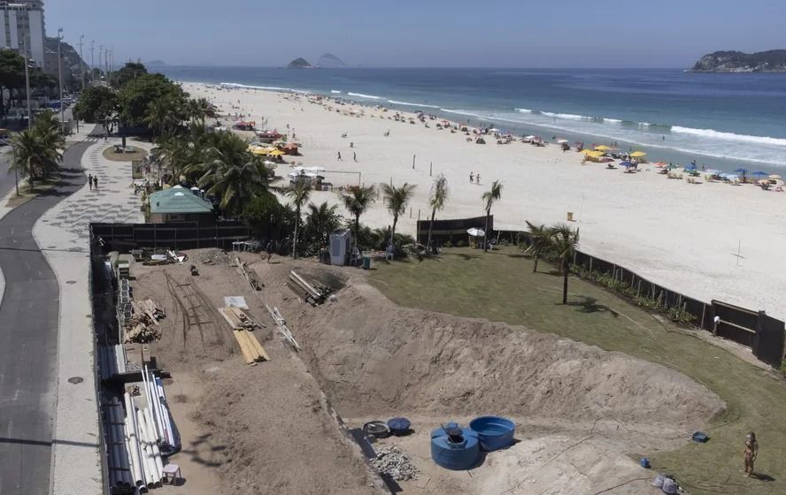 Vista aérea da Praia do Pepê, na Barra da Tijuca, área que é alvo de investigação da Polícia Federal por intervenções na faixa de areia. • Reprodução - PF