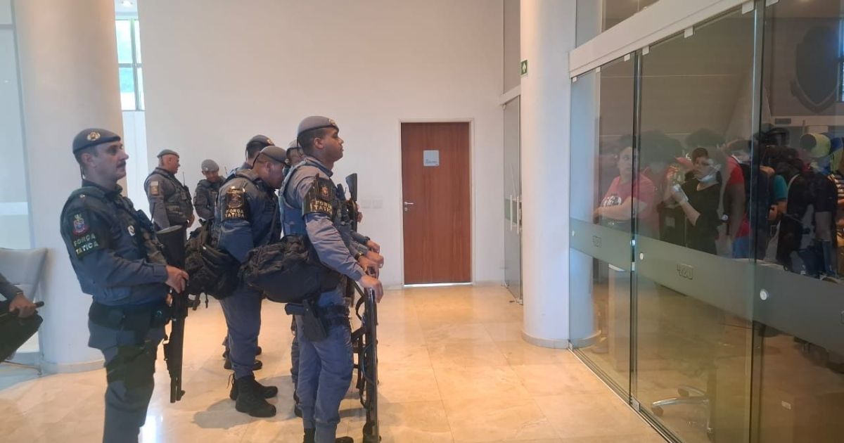 Estudantes ocupam reitoria da USP; instituição cita ‘escalada de violência’