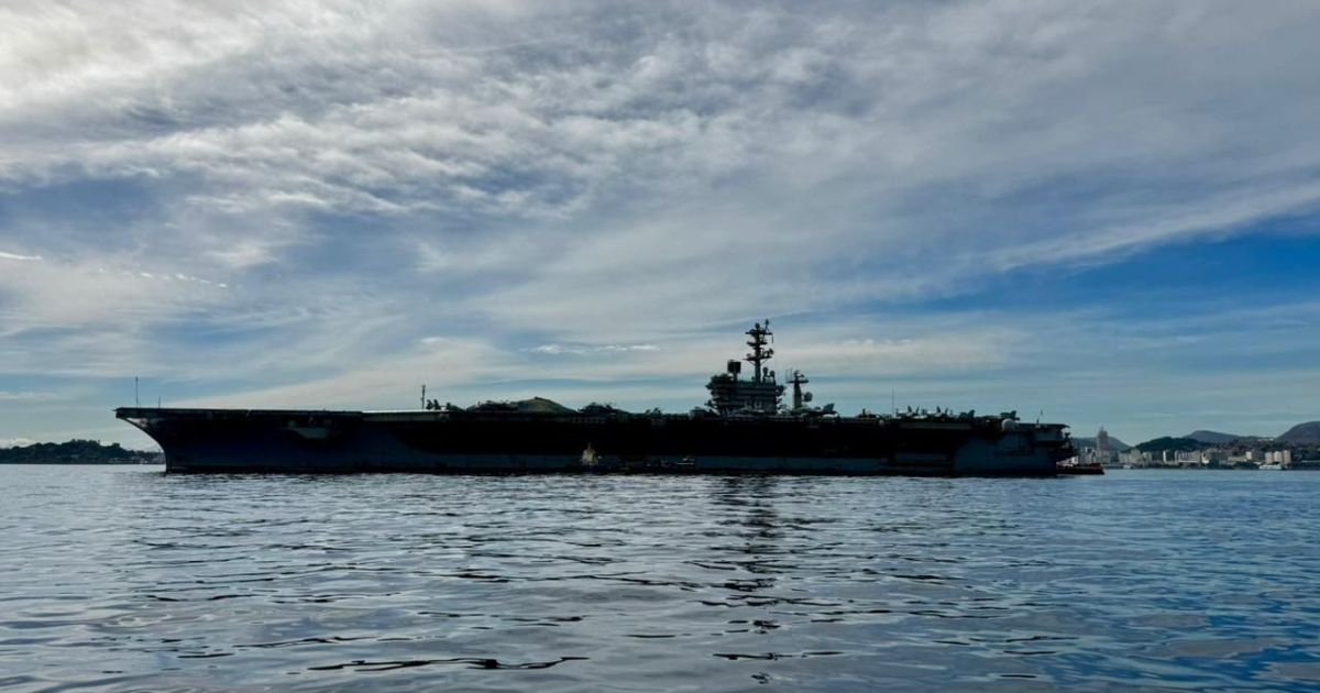 Conheça o porta-aviões nuclear dos EUA que ancorou no Rio de Janeiro