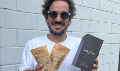 Luiz Paulo com café geisha fermentado que  produziu, processou e leiloou por R$ 10 mil