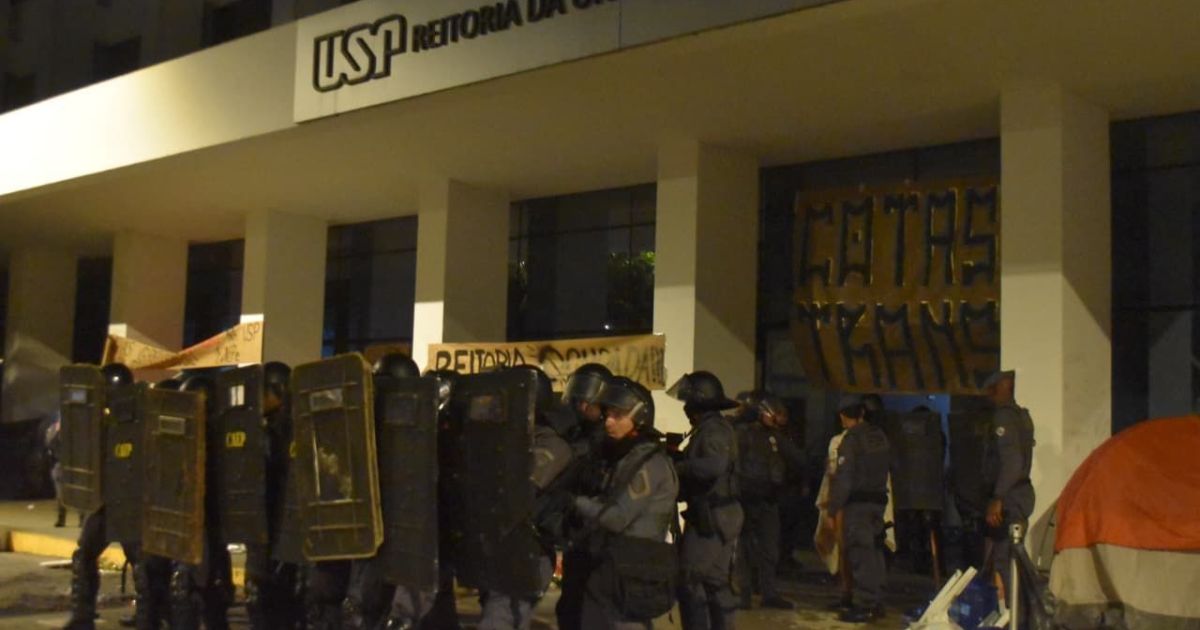 “Absurdamente violentos”, diz aluno sobre ação da PM em desocupação da USP