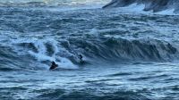 Ondas gigantes atraem surfistas e fotógrafos no litoral fluminense