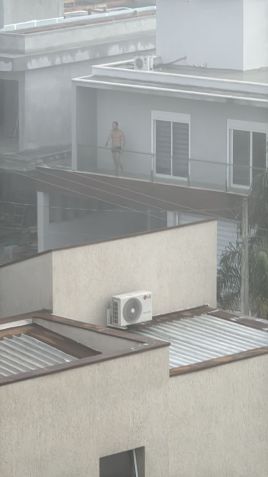 Após confronto com seguranças, suspeito subiu em uma residência do condomínio • Divulgação