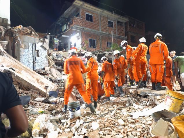 Imóvel desaba na Bahia; uma pessoa morreu e três ficaram feridas • Corpo de Bombeiros Militar da Bahia