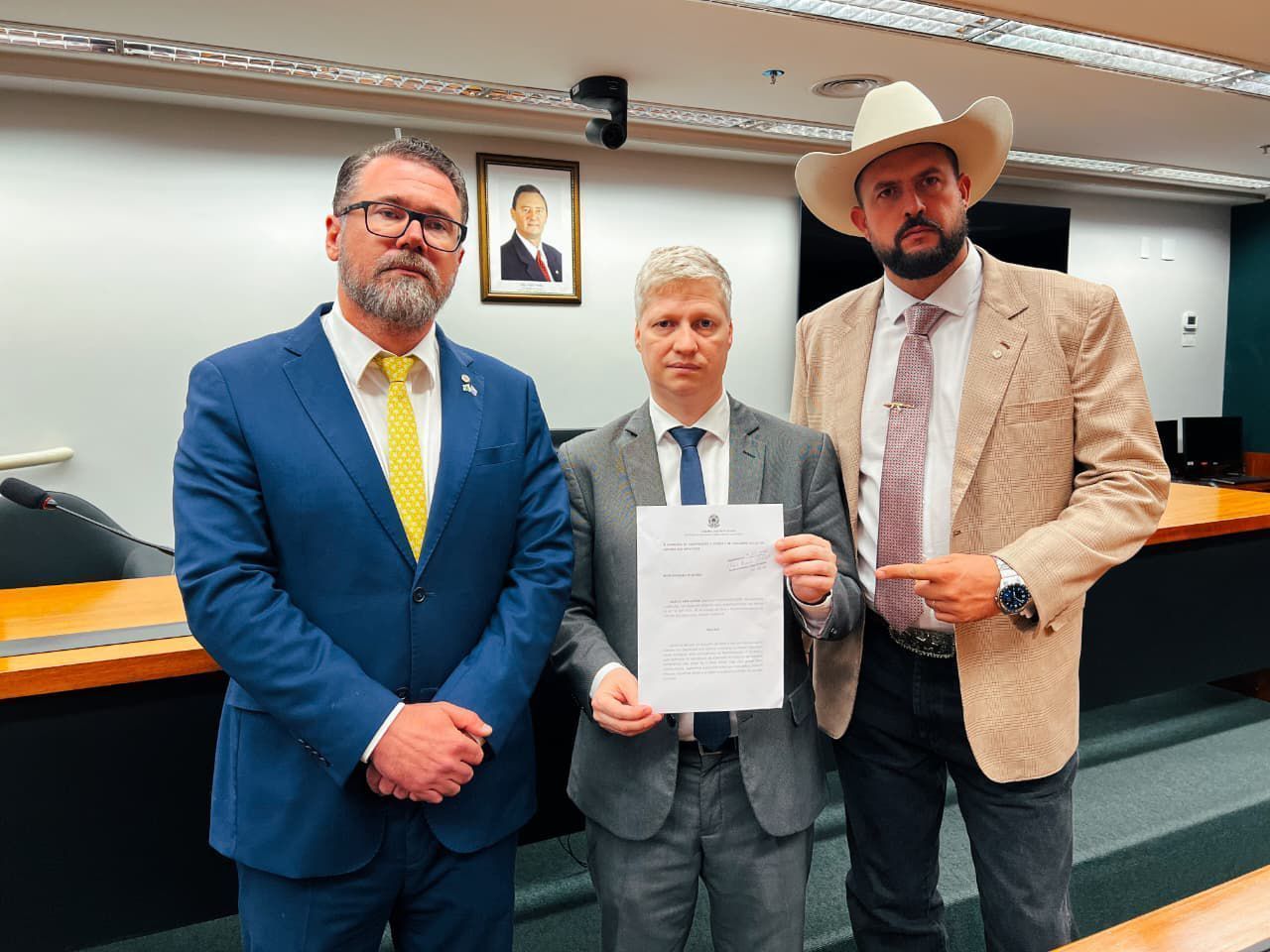 Marcel Van Hattem ao lado de Zé Trovão e Marcos Pollon