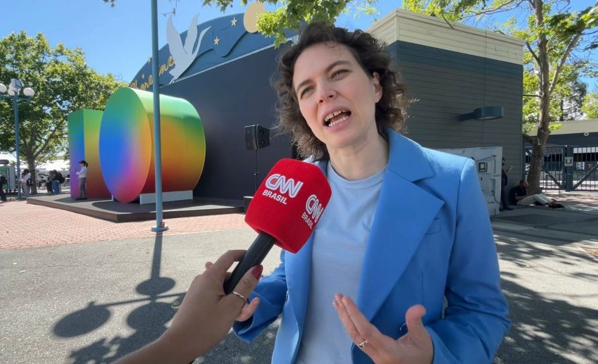 Liz Reid, vice-presidente de Busca do Google, falou à CNN sobre a maior transformação do Search em 25 anos e destacou o Brasil como um dos mercados que mais influenciam o avanço da busca com inteligência artificial. • Camille Barbosa / CNN
