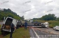 Caminhão de batata doce tomba e causa engavetamento no interior de SP