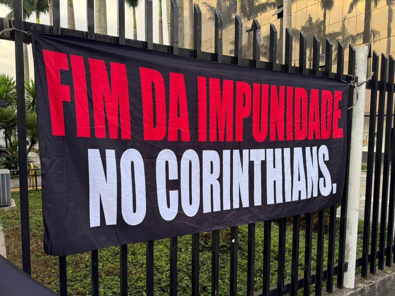 Faixas no Parque São Jorge pediam a expulsão de Andrés do quadro de sócios do Corinthians • Raul Moura/CNN