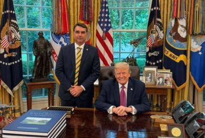 Flávio Bolsonaro se reúne com Donald Trump na Casa Branca