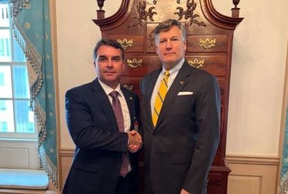 Flávio Bolsonaro se reúne com número 2 da diplomacia dos EUA
