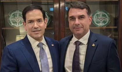 O senador Flávio Bolsonaro ao lado do secretário de Estado dos EUA, Marco Rubio