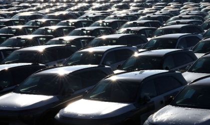 Carros de montadoras que incluem Xpeng em porto de Zeebrugge