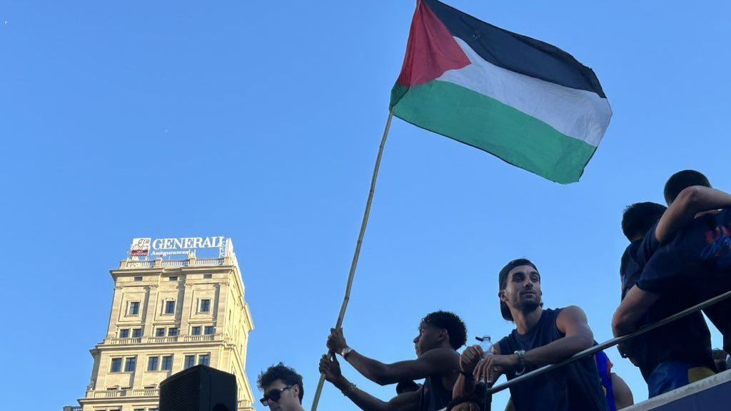 Yamal balança bandeira da Palestina durante celebração do Barcelona