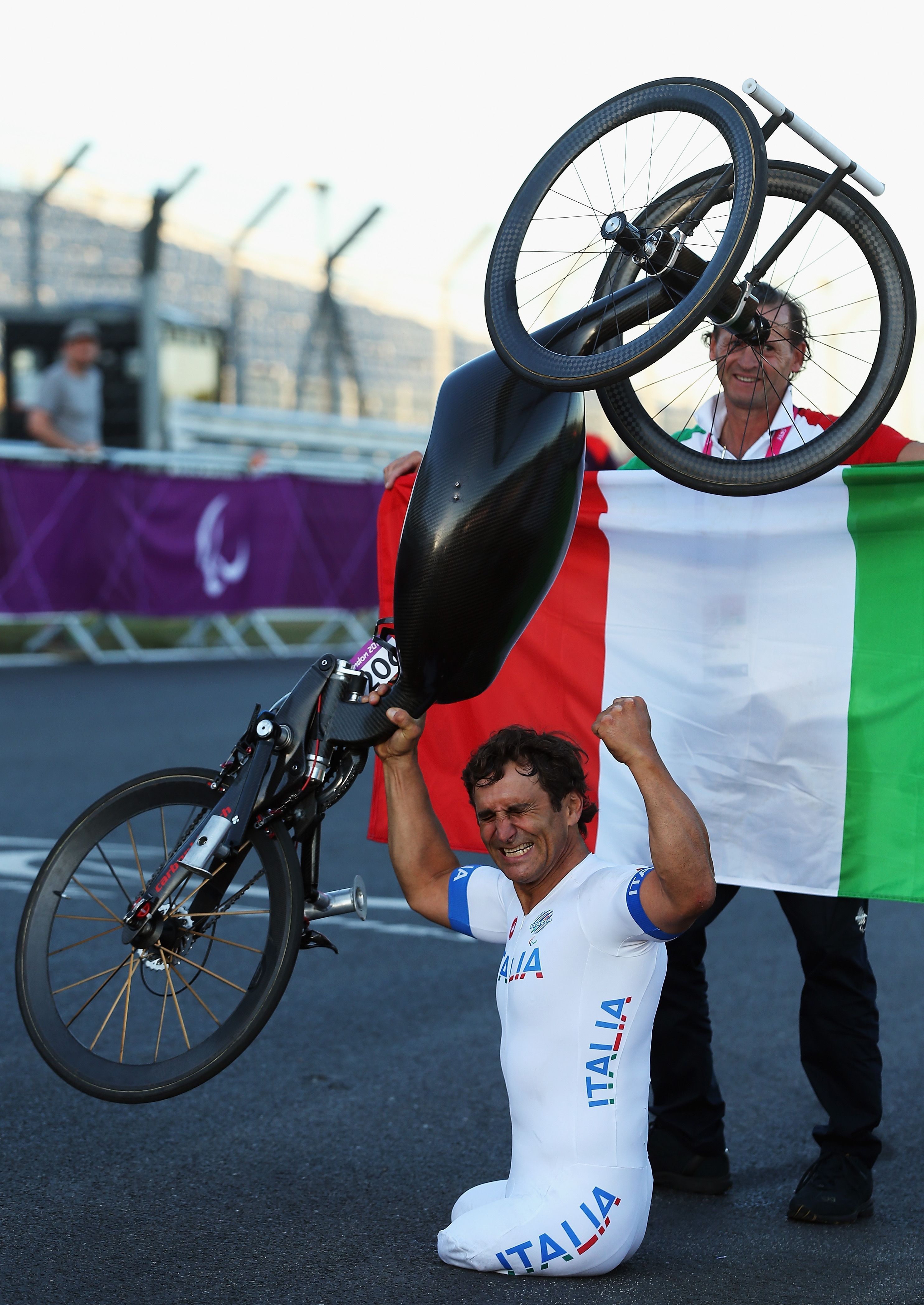 Alex Zanardi celebra vitória após competição nas Paralimpíadas de Londres • Bryn Lennon/Getty Images