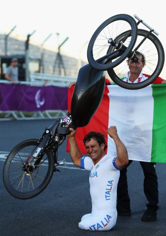 Alex Zanardi slaví vítězství poté, co závodil na paralympiádě v Londýně • Bryn Lennon/Getty Images