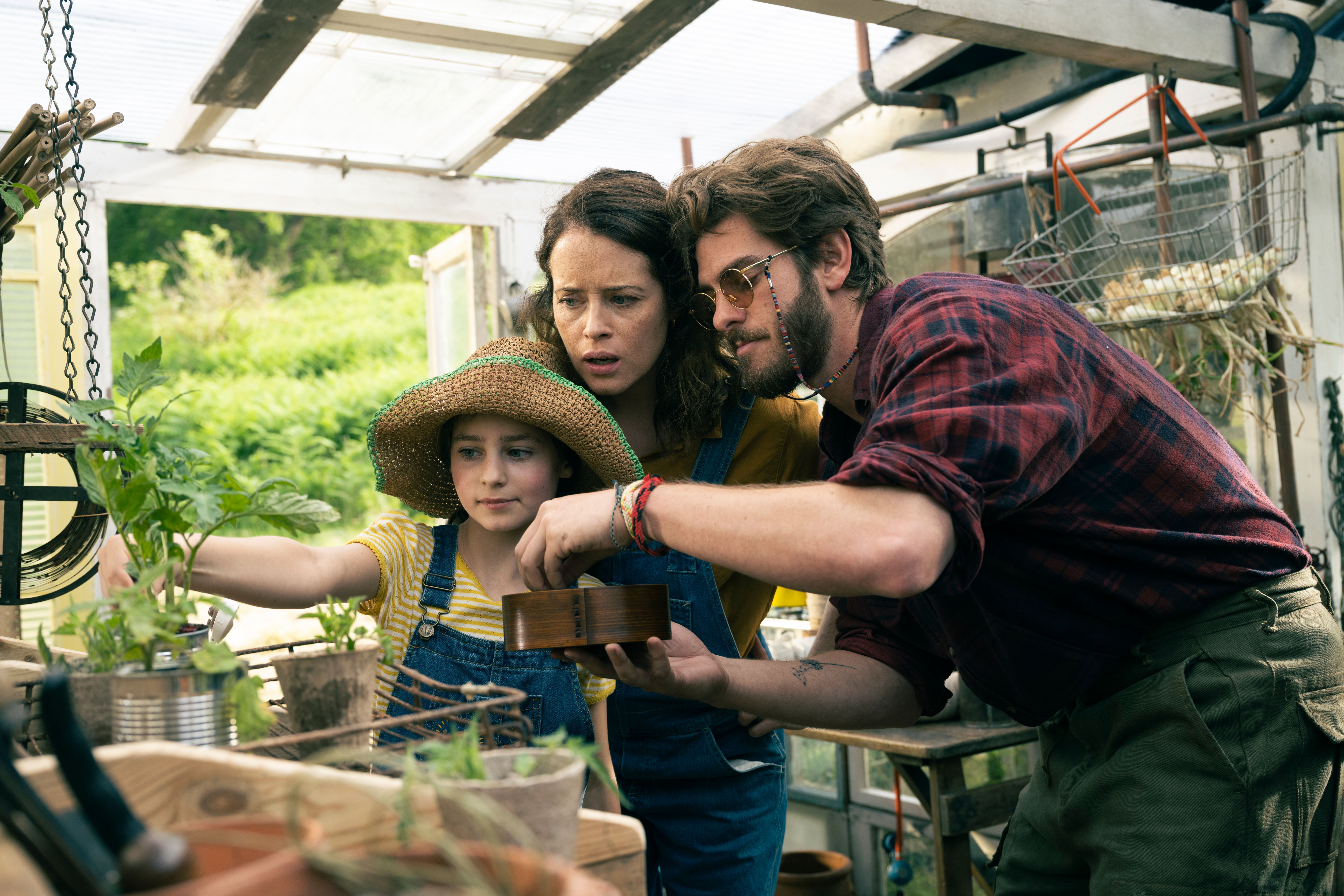 À CNN Brasil, Andrew Garfield e Claire Foy refletem sobre criação de filhos