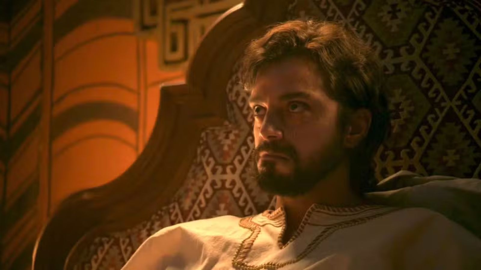Omar golpeia Jendal em "A Nobreza do Amor"