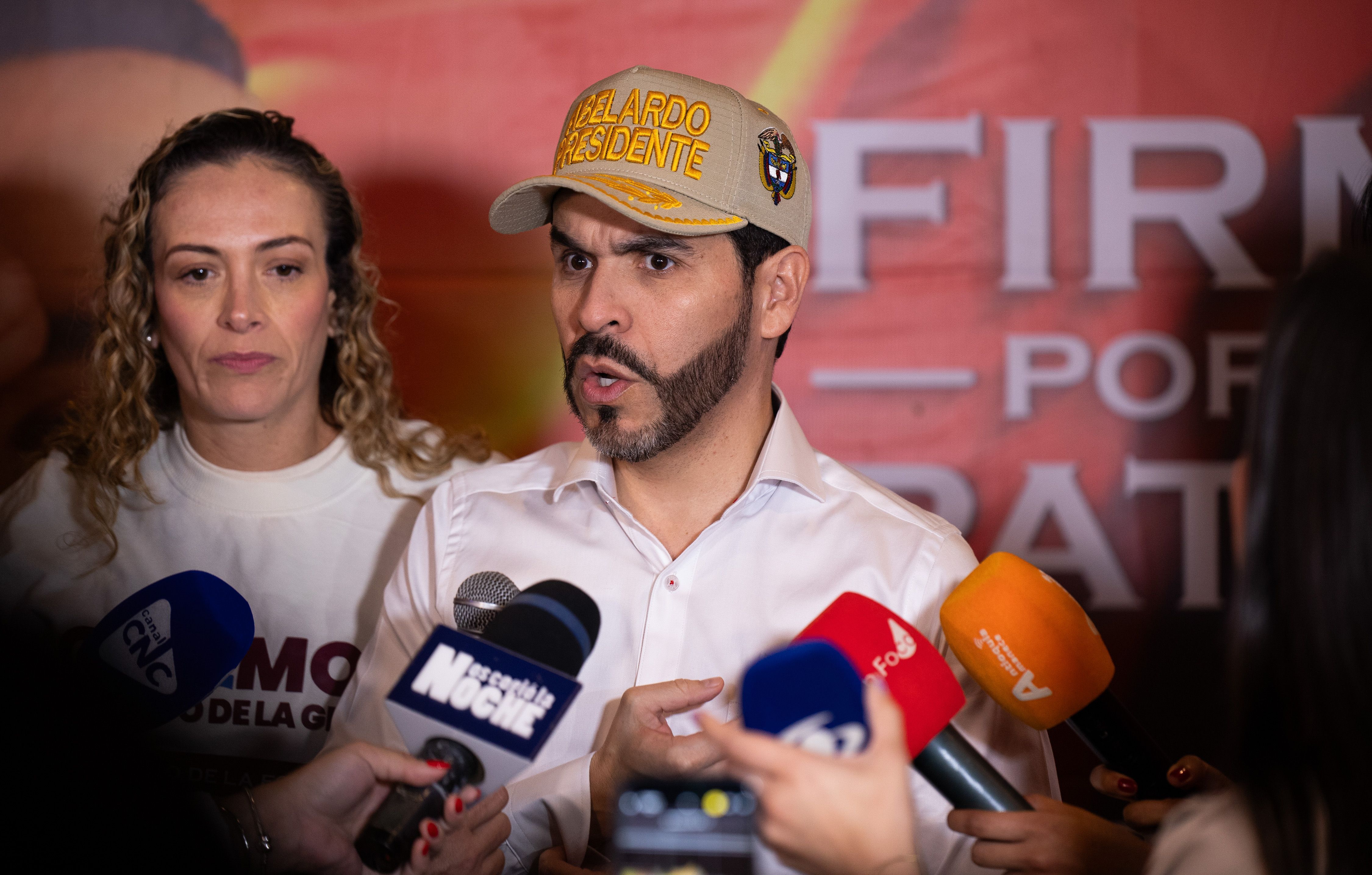 Candidato à presidência da Colômbia Abelardo de la Espriella, do movimento político Defensores de la Patria, concede uma entrevista coletiva em Medellín, Colômbia, em 12 de fevereiro de 2026 • Camilo Moreno/Long Visual Press/Universal Images Group via Getty Images