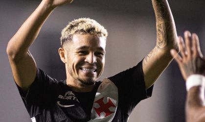Adson, jogador do Vasco, celebra gol contra o Barracas Central