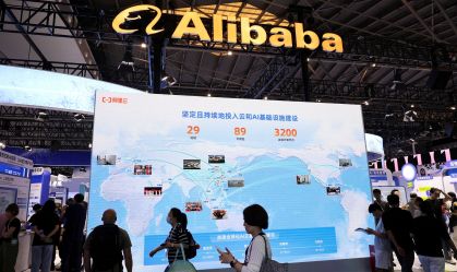 Pessoas em estande do Alibaba durante a Conferência Mundial de Inteligência Artificial em Xangai, em 26 de julho de 2025