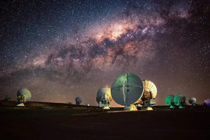 A Via Láctea pode ser vista acima do conjunto de radiotelescópios ALMA, no Chile • NSF/AUI/NSF NRAO/B.Foott