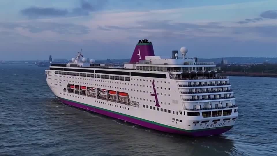 Imagens recentes do navio de cruzeiro Ambition, que foi barrado de desembarcar na França devido à suspeita de surto de gastroenterite
