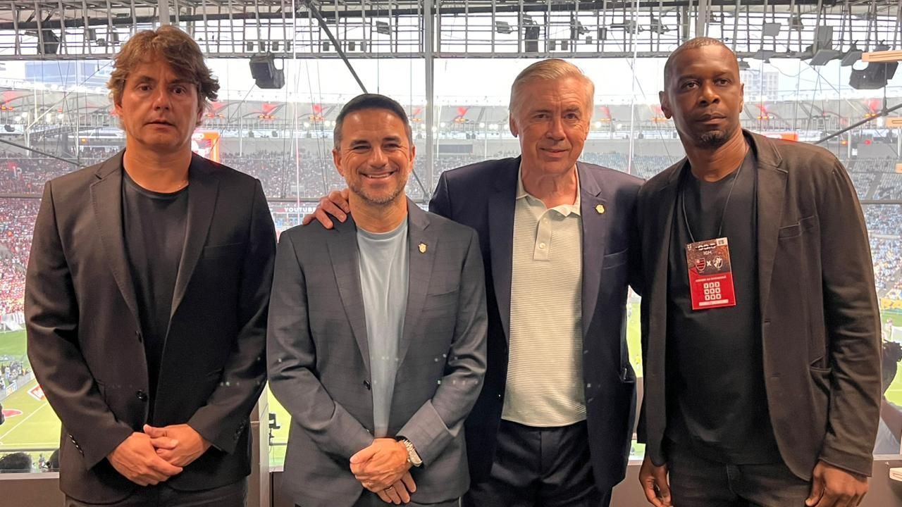 Ancelotti com sua equipe no clássico entre Flamengo x Vasco, no Maracanã